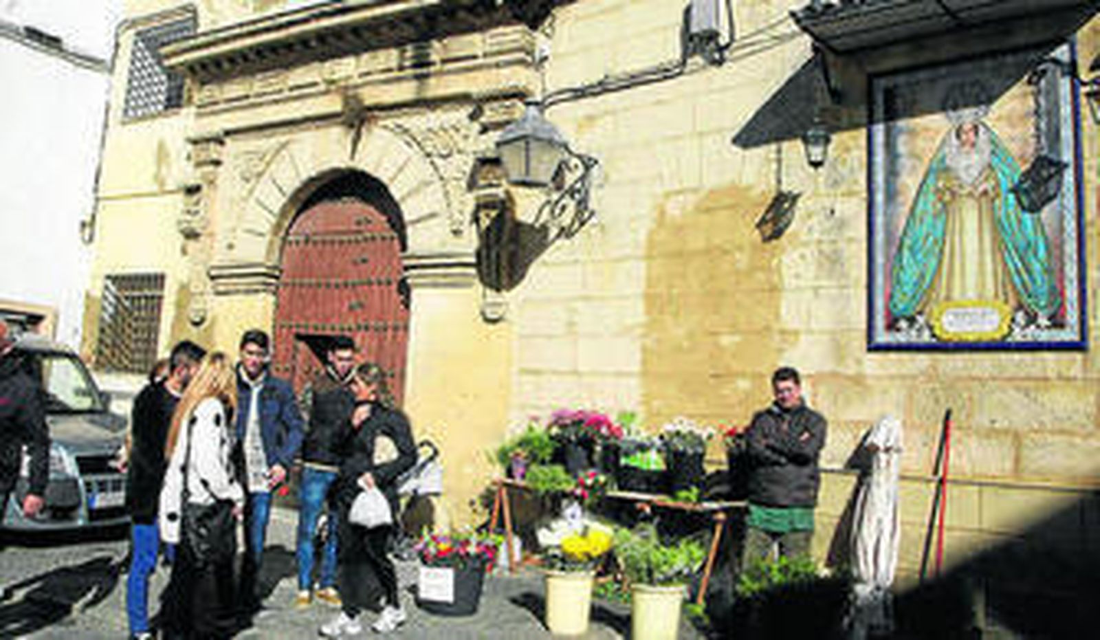 Entrada del convento, ayer, con un grupo de jóvenes en la puerta.