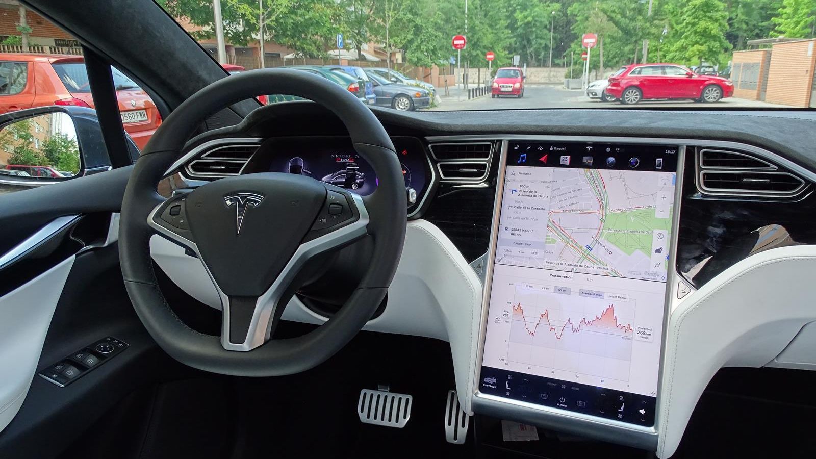 La pantalla de la consola central es enorme: tiene 17 pulgadas.