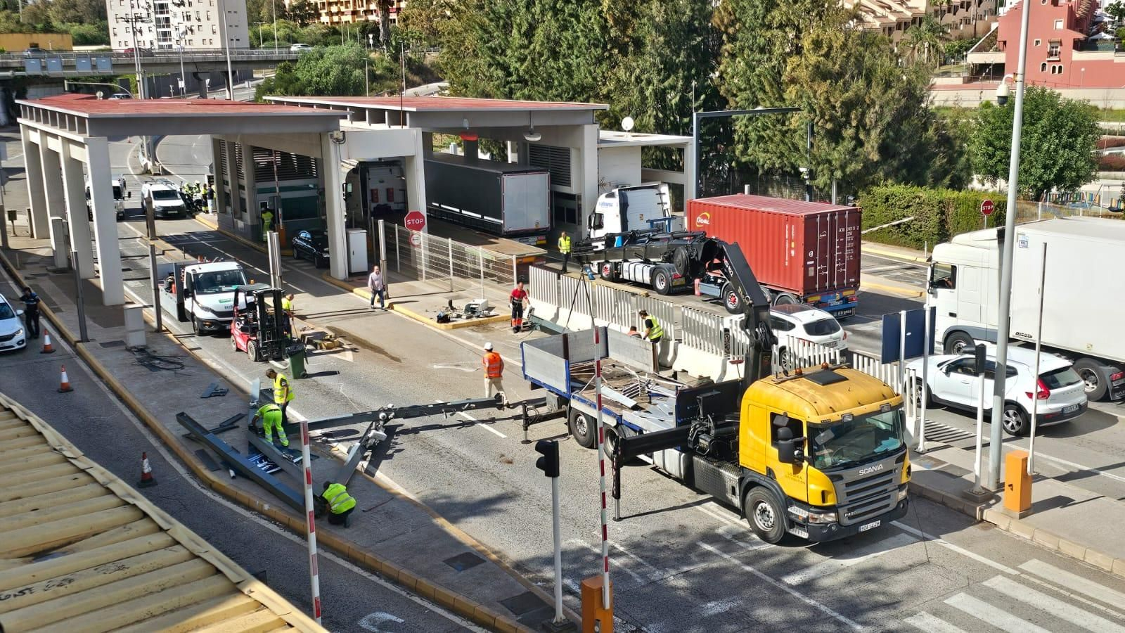 Los operarios retiran los restos del pórtico derribado, este martes.