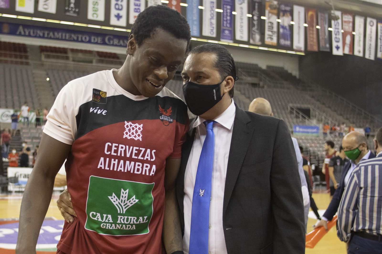 El presidente del Fundación CB Granada, Óscar Fernández-Arenas, felicita a Bropleh por su compromiso.