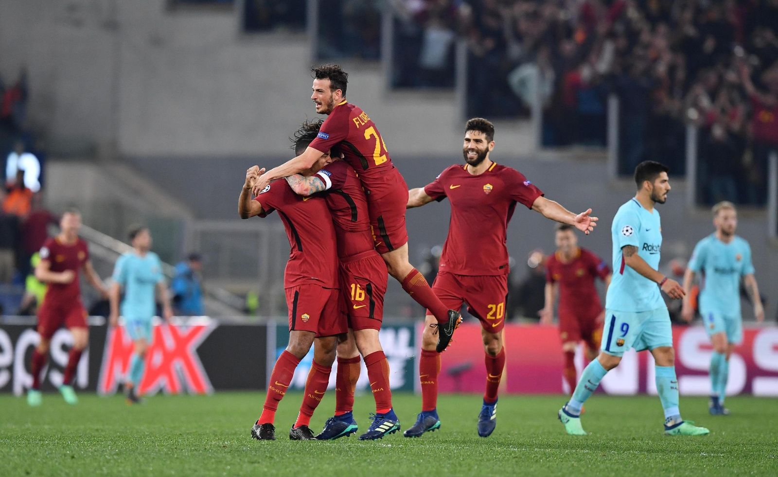 Los jugadores celebran el gol de Manolas