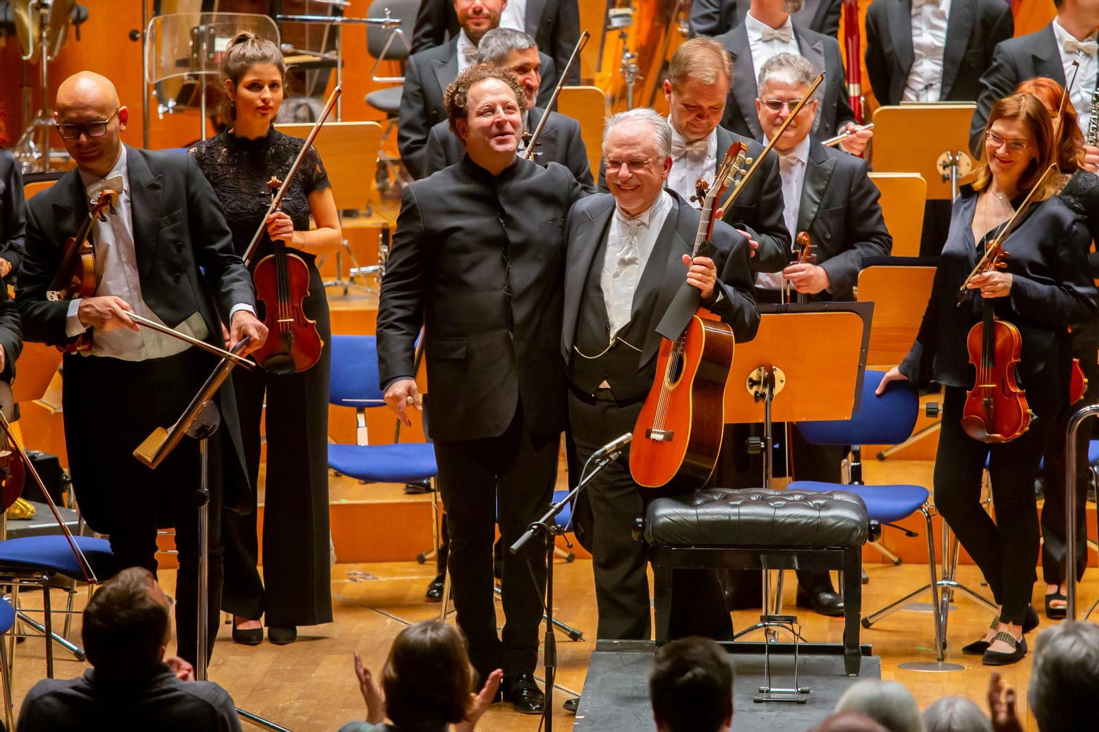 Pepe Romero, John Axelrod y la ROSS saludan al público de la Elbphilharmonie de Hamburgo