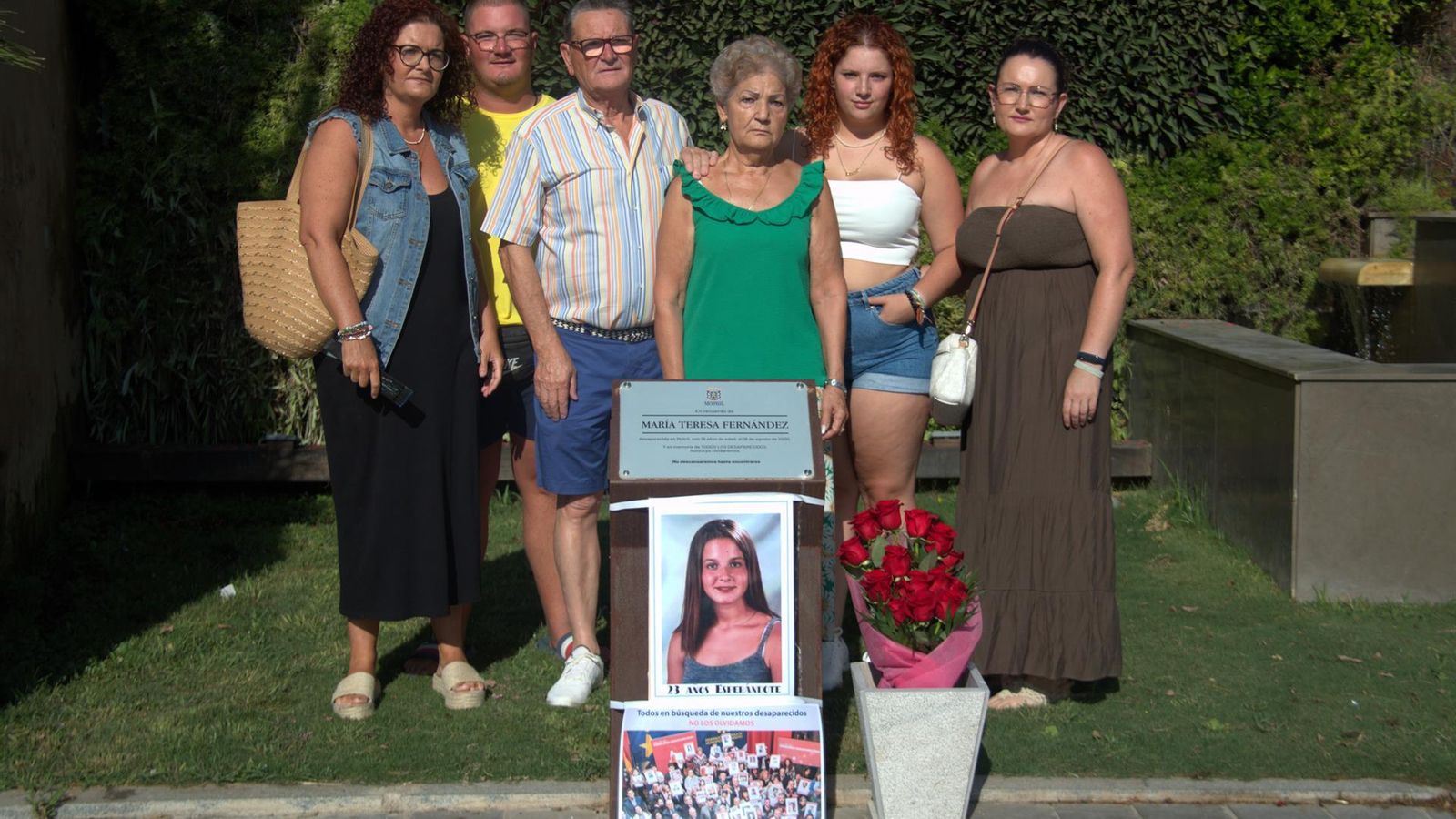 La familia de María Teresa durante un acto íntimo en el monolito instalado en Motril en su nombre