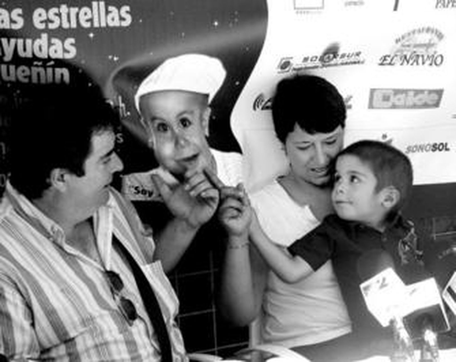 Juanma con sus padres en uno de los actos realizados para combatir su enfermedad.