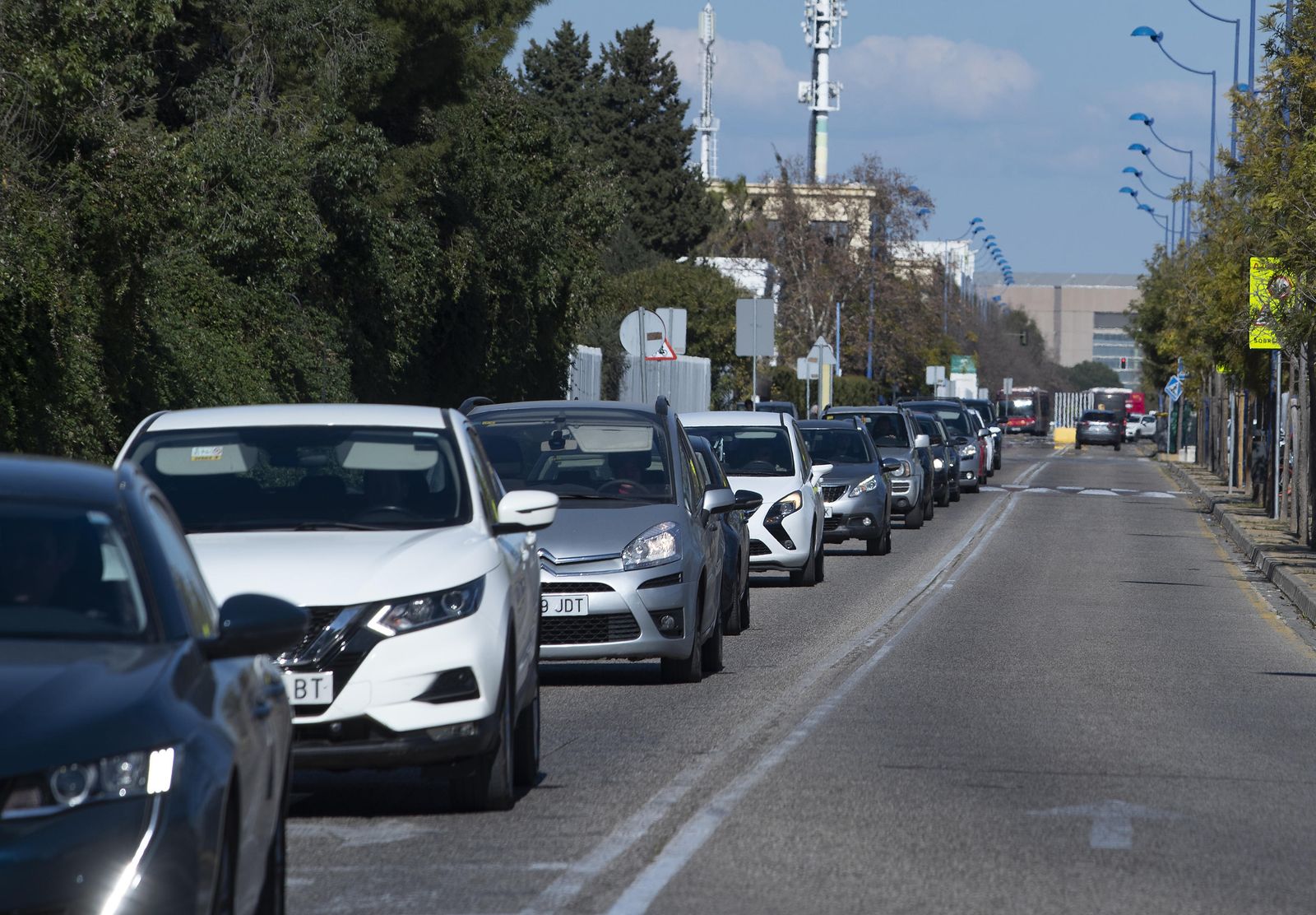 Los vehículos con plaza de garaje dentro de la isla puede acceder a la Cartuja, una de las excepciones denunciadas por A Contramano.