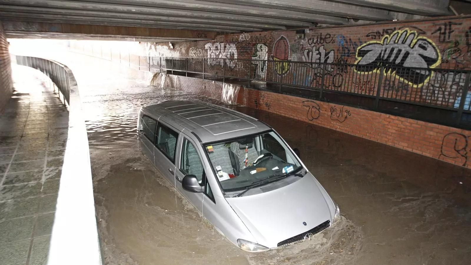 Un coche atrapado por las lluvias en 2015 en el ya desaparecido paso inferior de La Goleta.