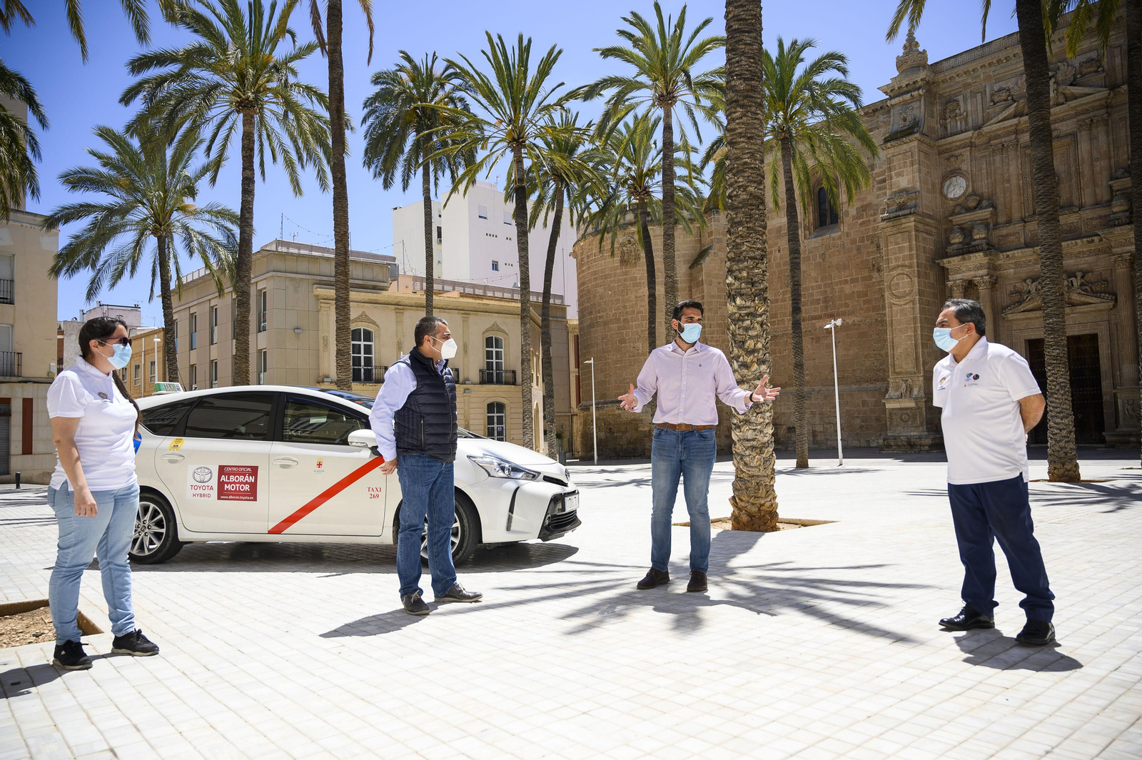 Reunión al aire libre con los taxistas en la plaza de la Catedral