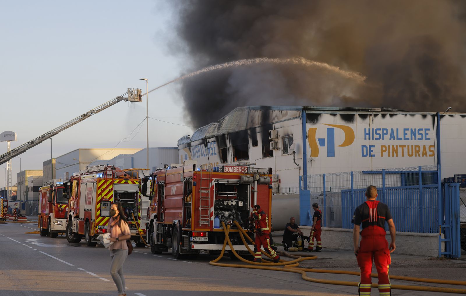 Las fotos del incendio de la fábrica de pinturas