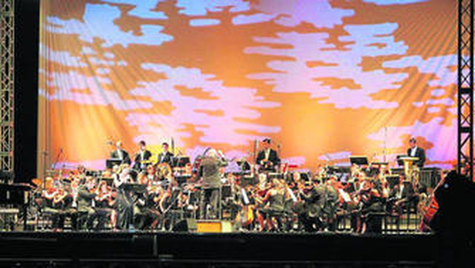 La cantante Tamara actuó anoche junto a los músicos de la OCAL.