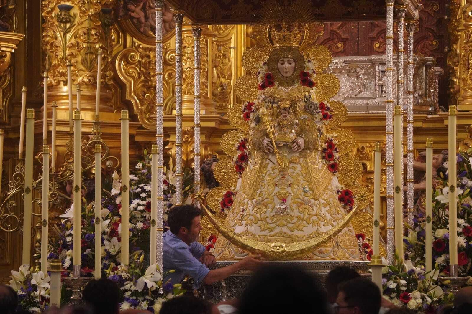 El Simpecado de Jerez a los pies de la Virgen del Rocío