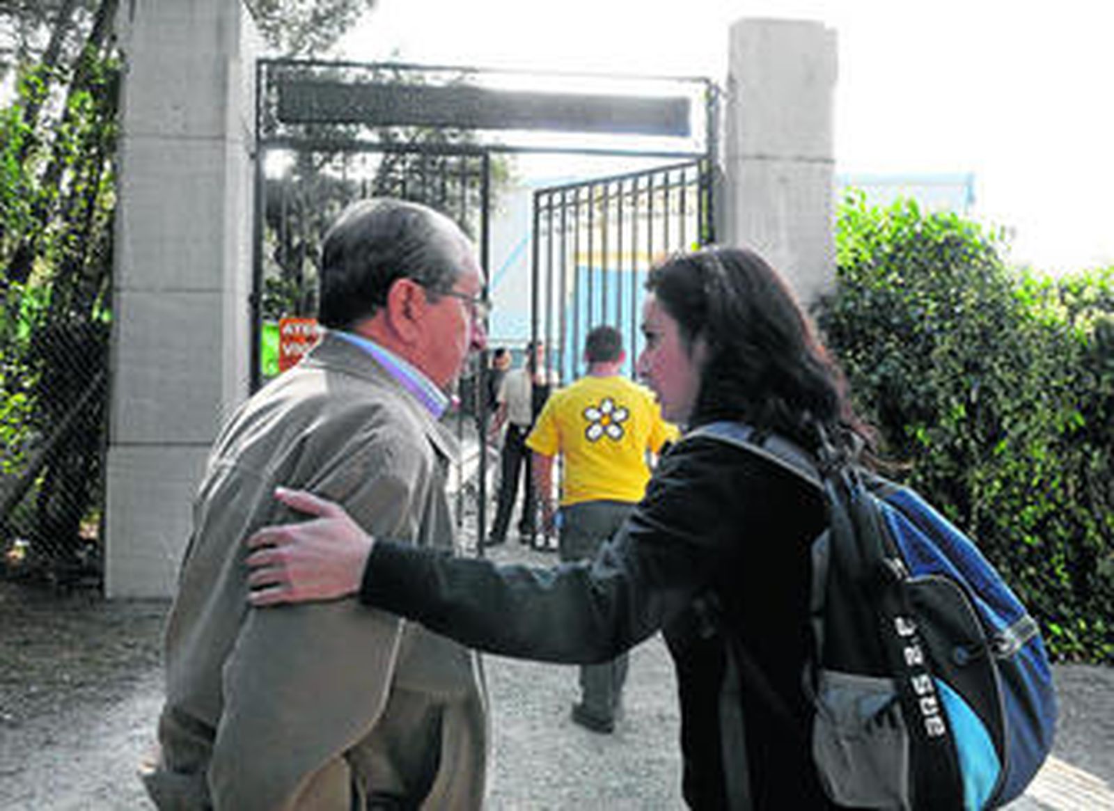 Maribel Brenes, de la asociación de Recuperación de la Memoria Histórica en Granada, con Manuel Jiménez.