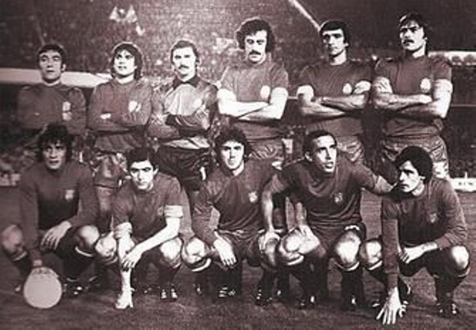 El equipo que dispuso Kubala para el partido ante Rumanía (1-0). Arriba: Carrete, Marcelino, Miguel Ángel, Del Bosque, Alesanco y Migueli. Agachados: Heredia, Villar, Santillana, Asensi y Rojo.