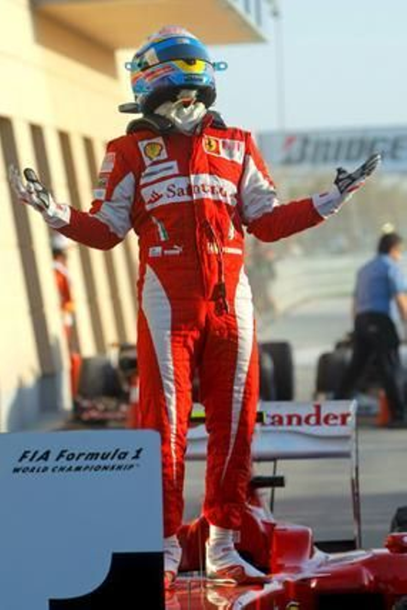 Fernando Alonso gana su primera carrera como piloto de Ferrari en Bahrein. / EFE