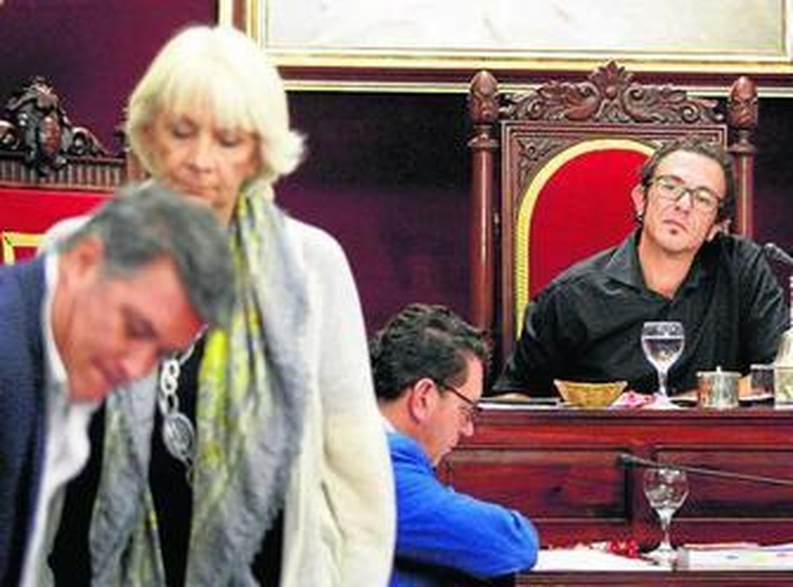 Teófila Martínez, Ignacio Romaní y José María González en un pleno.