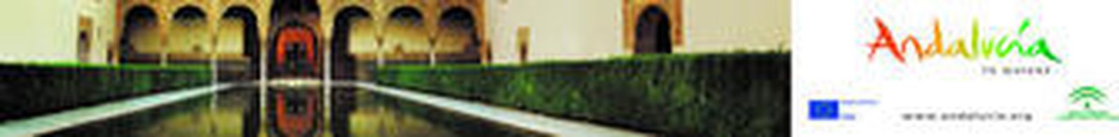 Un empleado atiende a un cliente en un chiringuito de Cádiz.