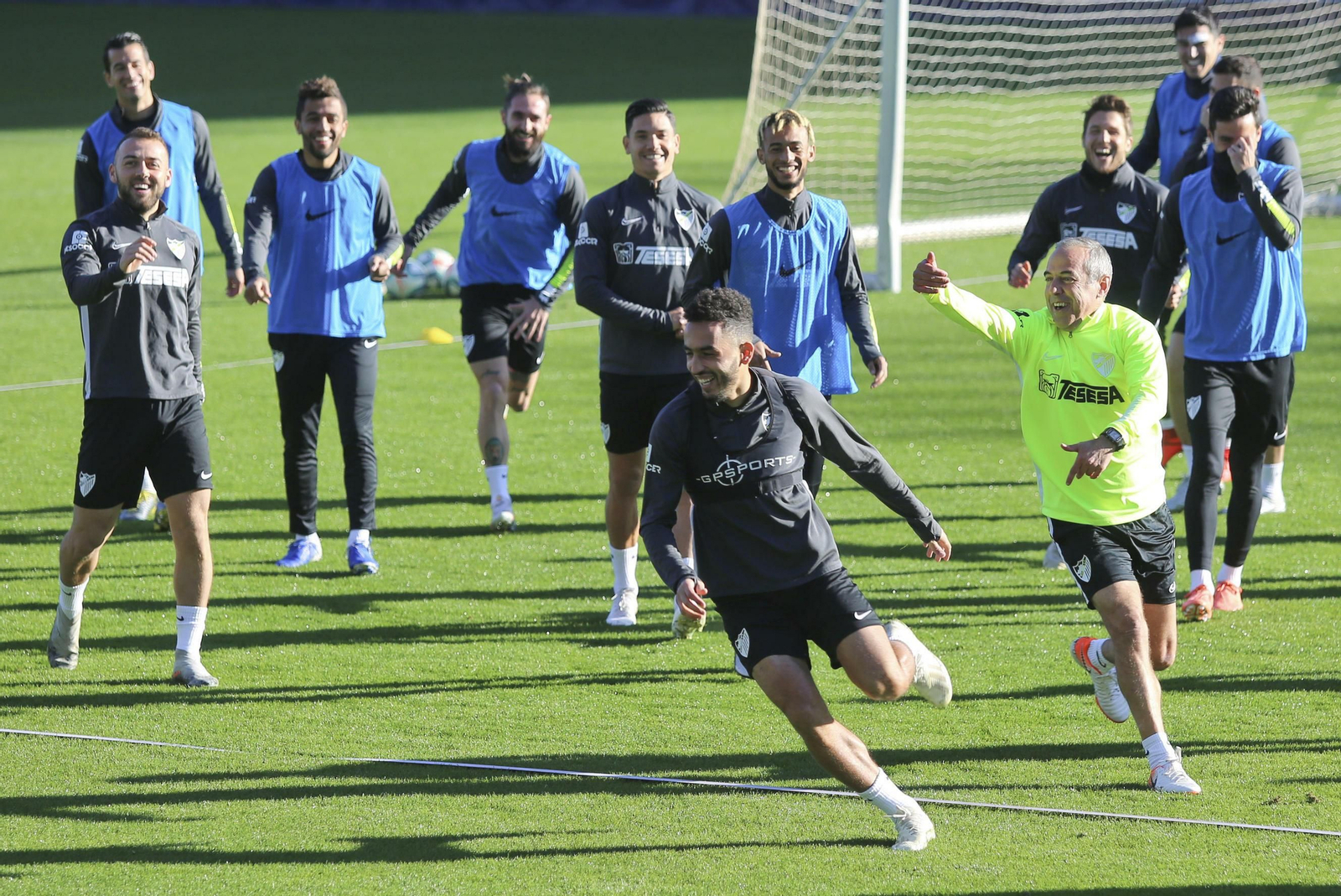 La plantilla del Málaga se divierte durante el primer entrenamiento de Sergio Pellicer. La plantilla del Málaga se divierte durante el primer entrenamiento de Sergio Pellicer.
