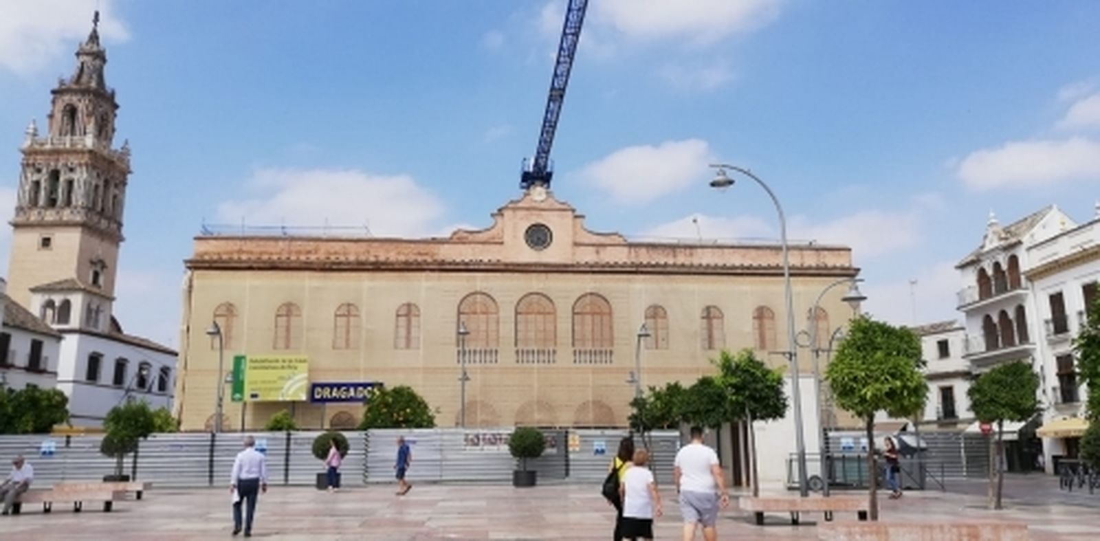 El edificio del Ayuntamiento de Écija, todavía con la valla, la grúa y el andamiaje.