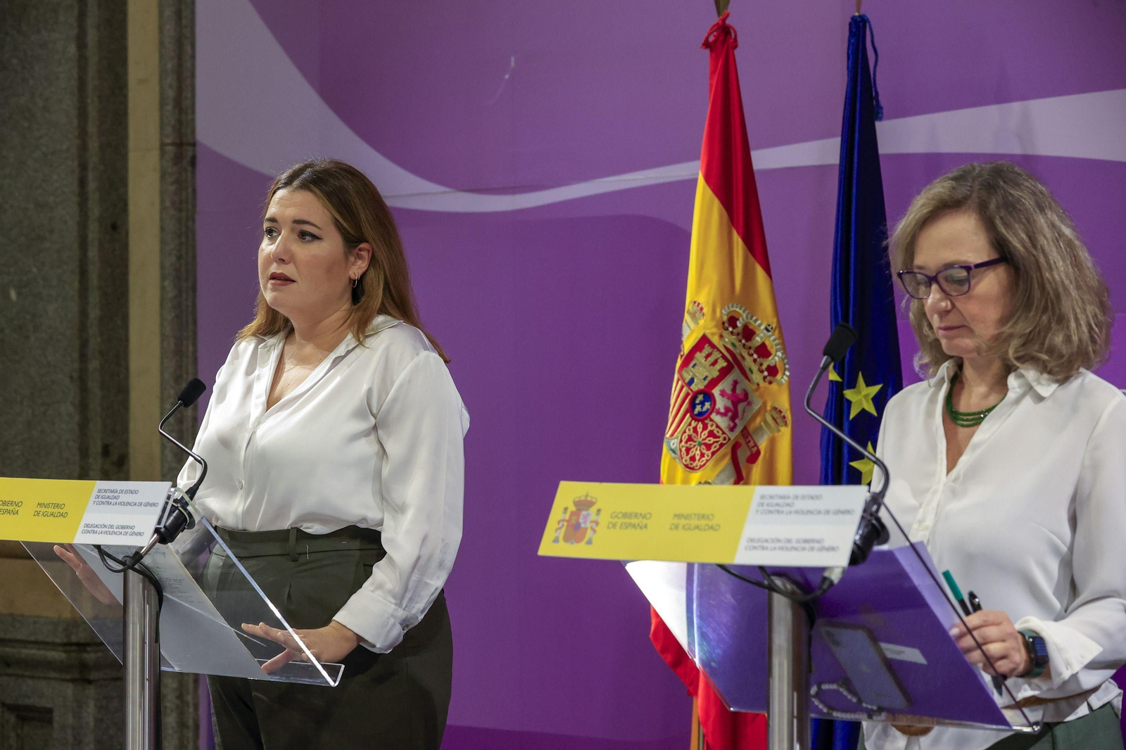 La secretaria de Estado de Igualdad, Ángela Rodríguez (izq.), y la delegada del Gobierno contra la Violencia de Género, Victoria Rosell, ofrecen una rueda de prensa tras la reunión del comité de crisis.