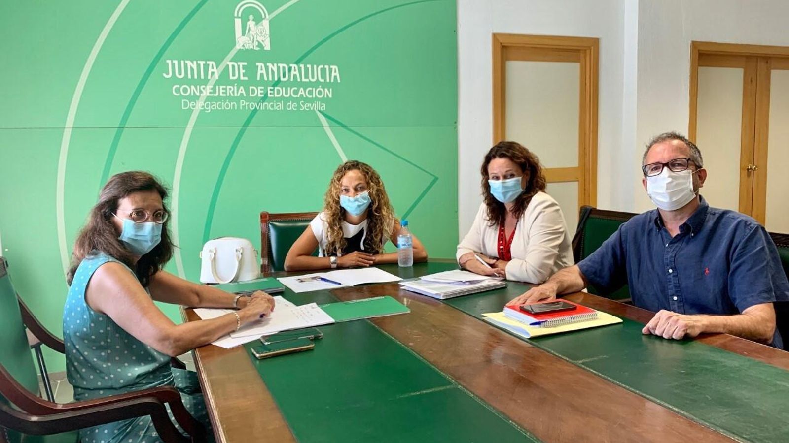 La alcaldesa y el edil de Educación con la delegada territorial de la Junta.