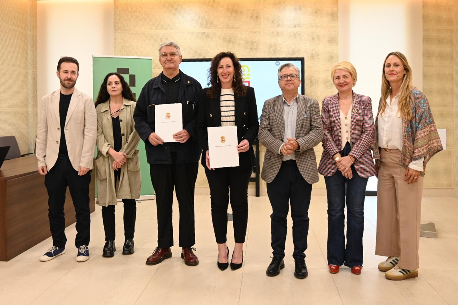 Un momento de firma del convenio entre el Ayuntamiento y la FAC