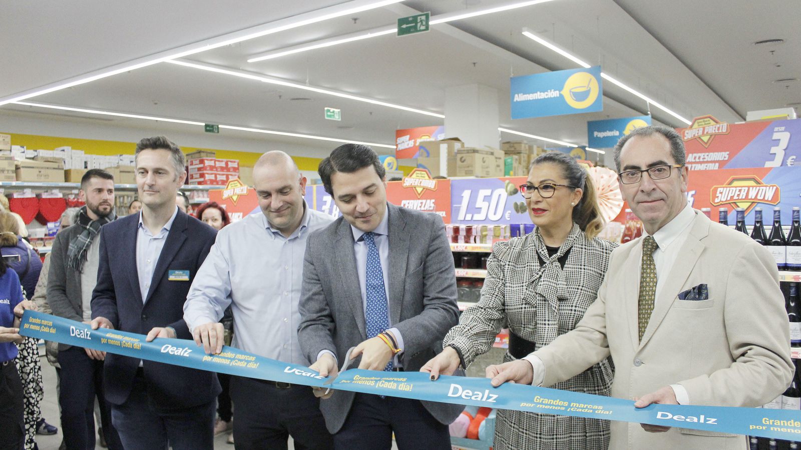 El alcalde corta la cinta de inauguración.
