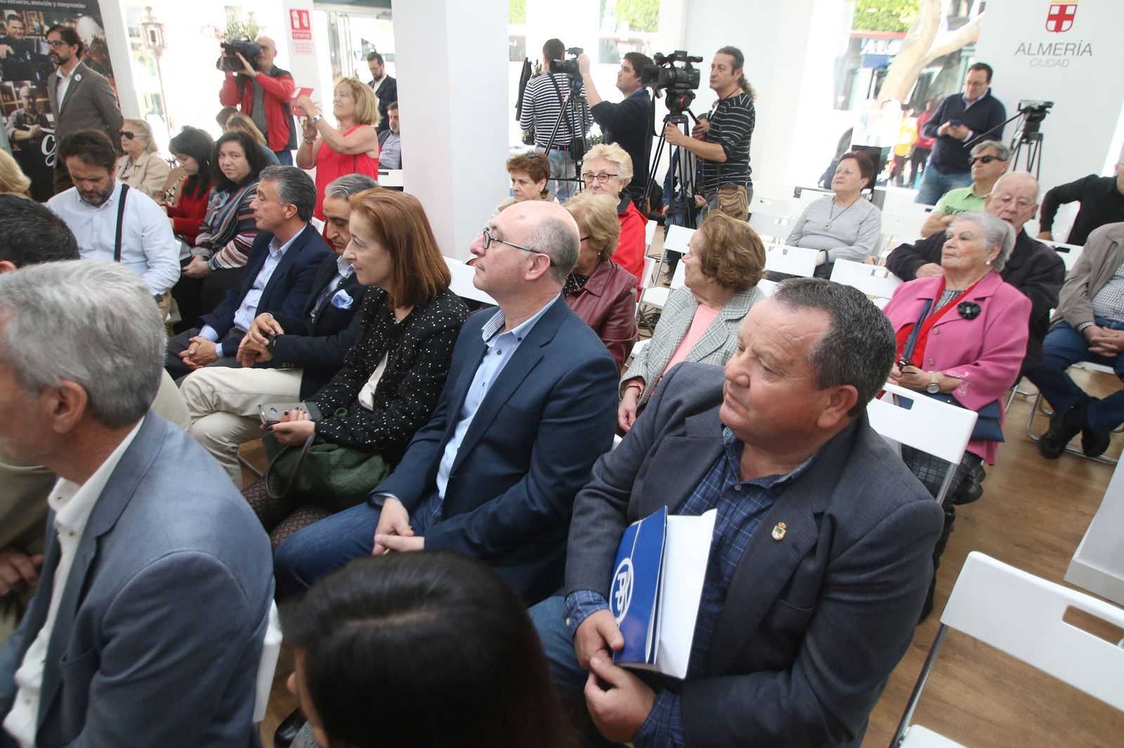 Las imágenes de la visita de Juanma Moreno a Almería