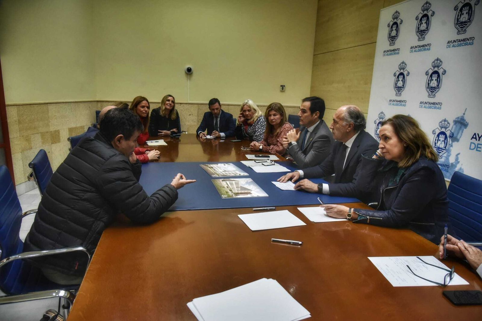 El consejero de Justicia, José Antonio Nieto, reunido con representantes de la Junta y el Ayuntamiento de Algeciras.