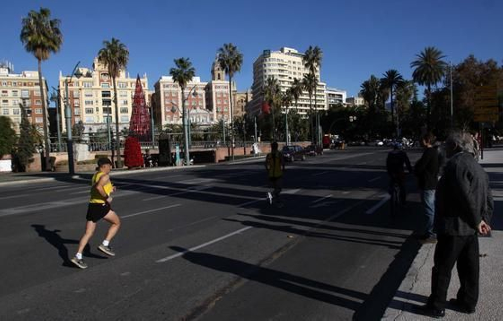 El buen tiempo ha acompañado a los 722 atletas inscritos en la prueba, aunque el fuerte viento de poniente ha dificultado el recorrido de vuelta y ha impedido que se registraran mejores marcas. 

Foto: Migue Fernandez