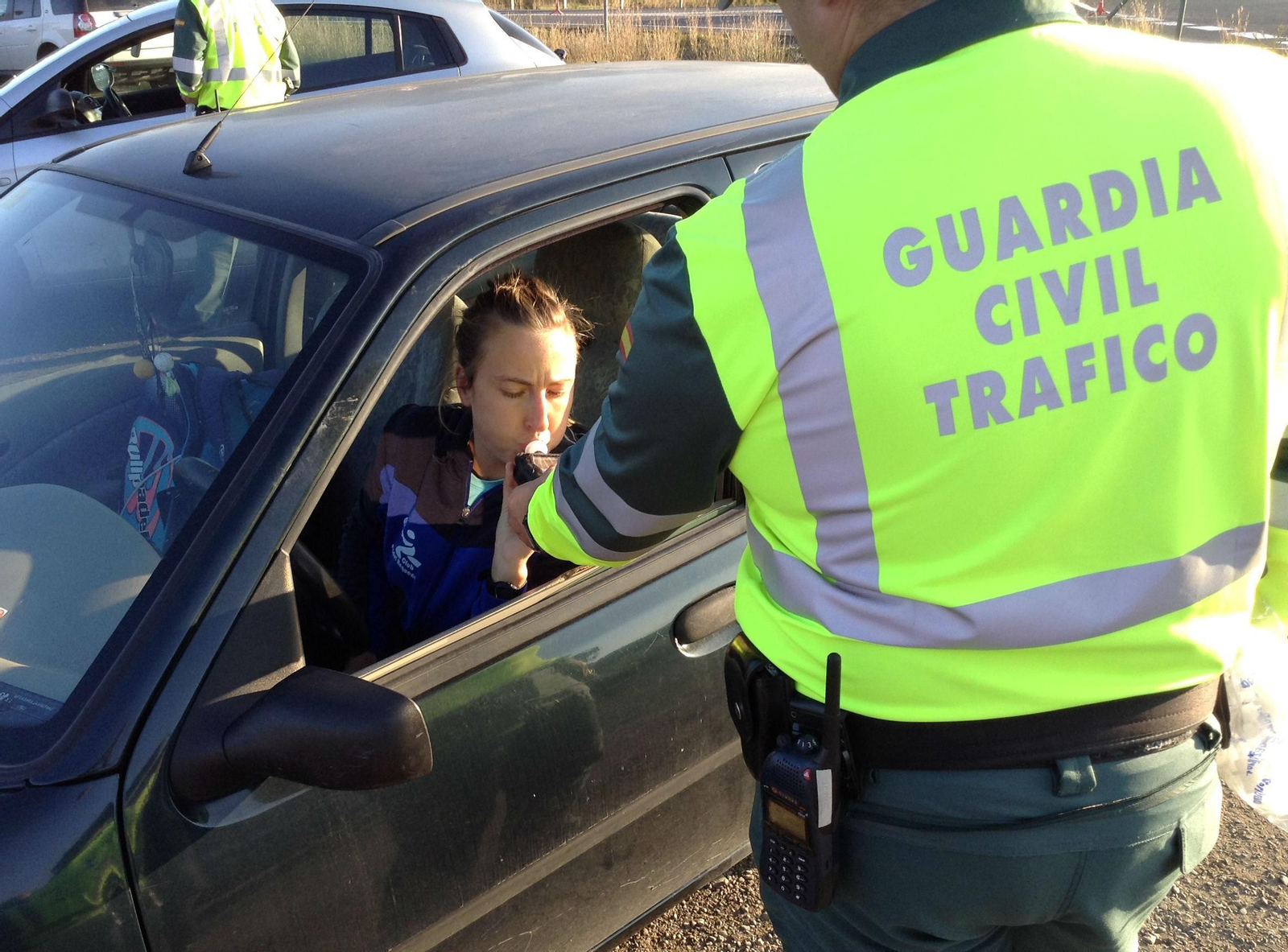 Un agente de la Guardia Civil realiza un control de alcoholemia a una conductora.