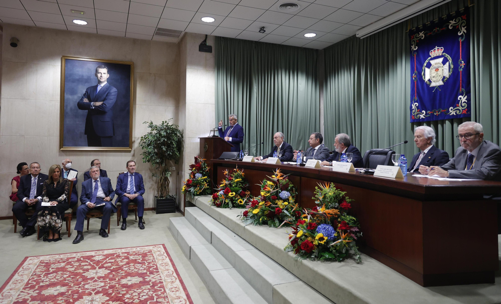 Los premiados de frente ante la mesa presidencial durante el acto institucional por San Lucas en el Colegio de Médicos de Sevilla.