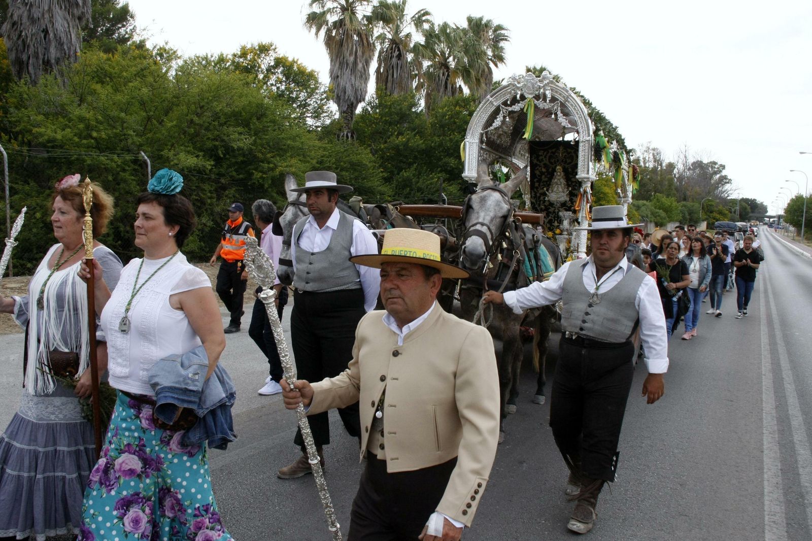 Los rocieros, a su llegada a El Puerto por la carretera de Sanlúcar.