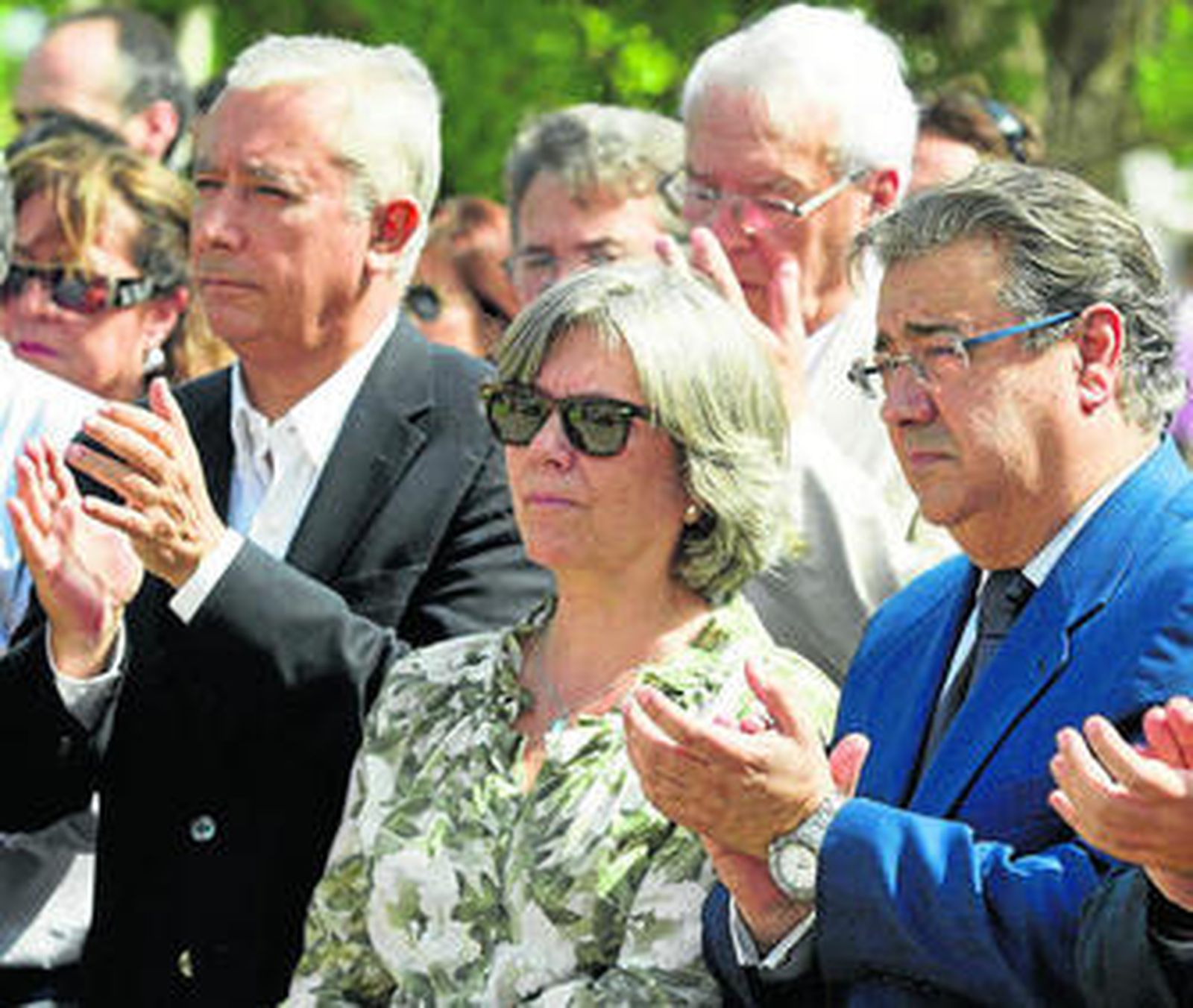 Arenas y Zoido flanquean a la viuda, con el subdelegado del Gobierno detrás.