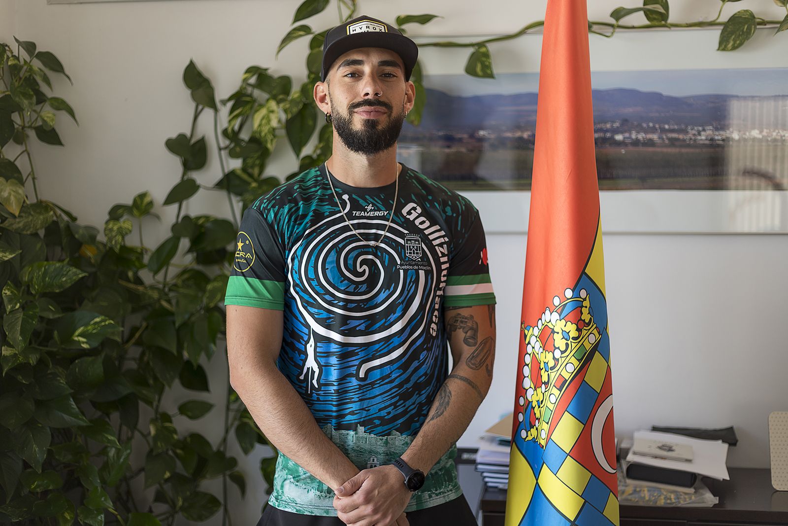 Sergio Guarnido posa junto a la bandera de Huétor Tájar.