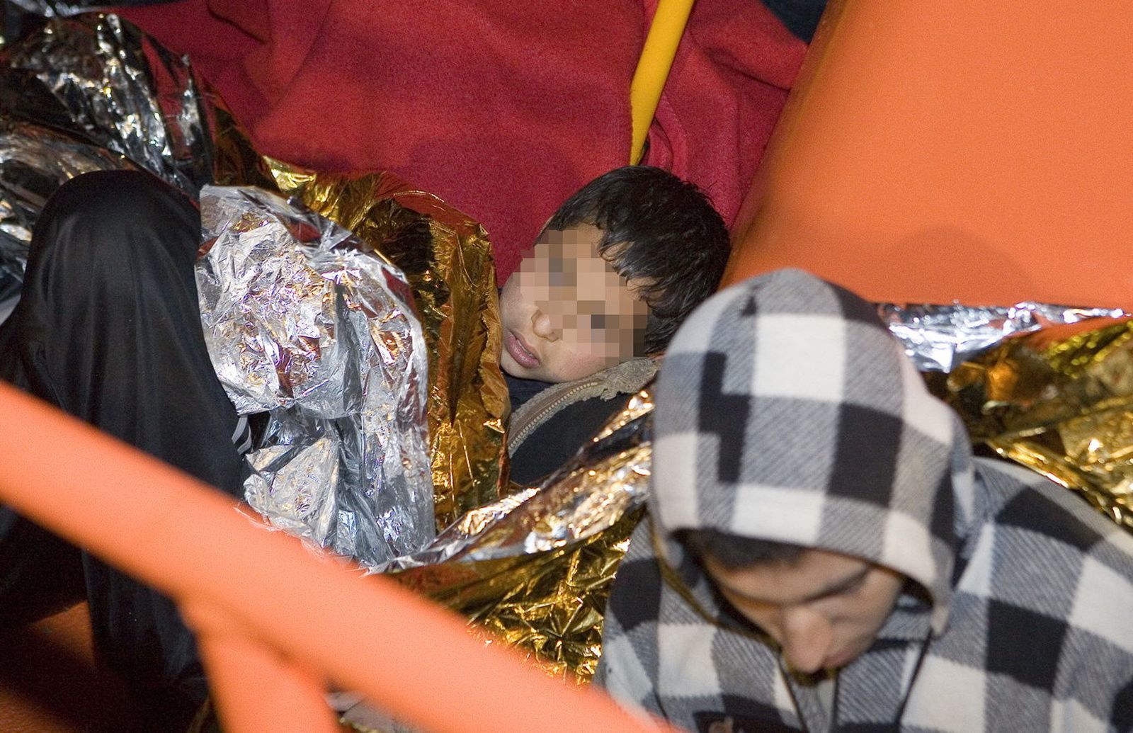 Imagen de varios de los menores  inmigrantes en el momento de su rescate.