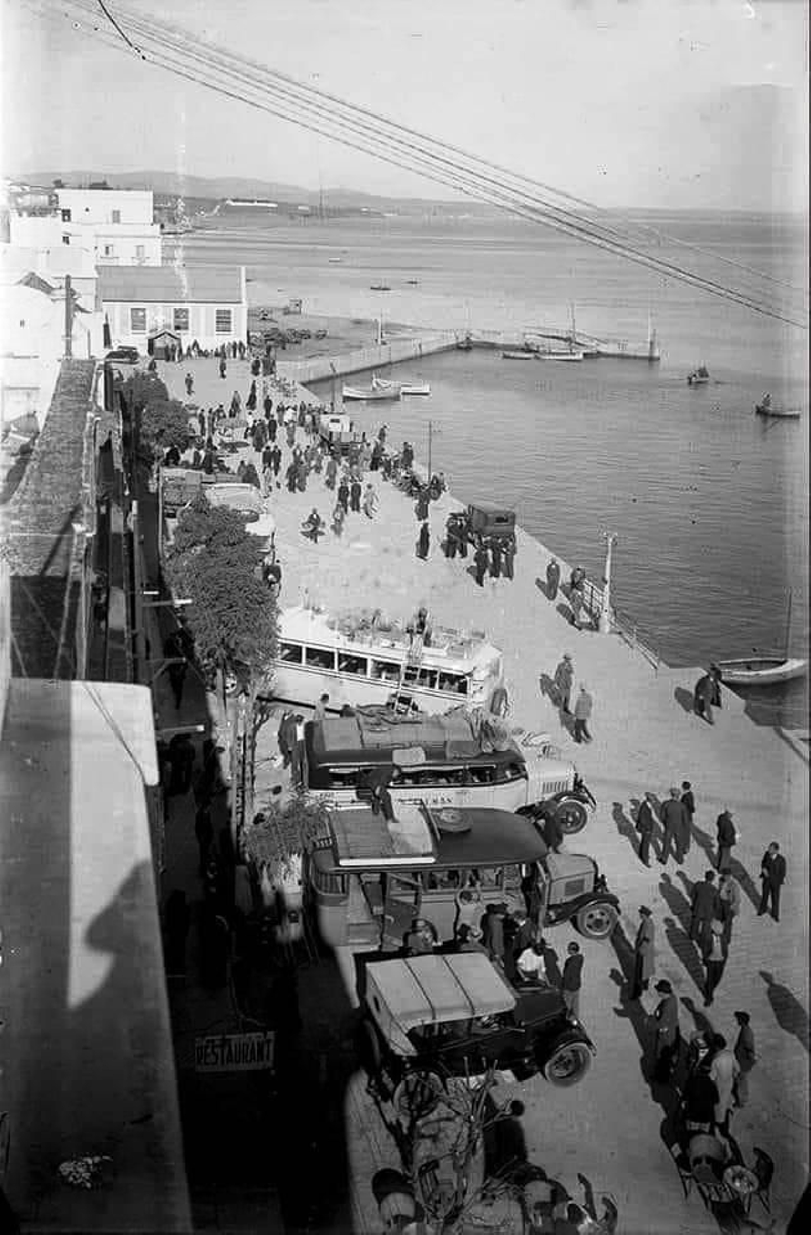 La acera de la Marina. Al fondo a la izquierda, la pescadería. La acera de la Marina. Al fondo a la izquierda, la pescadería.