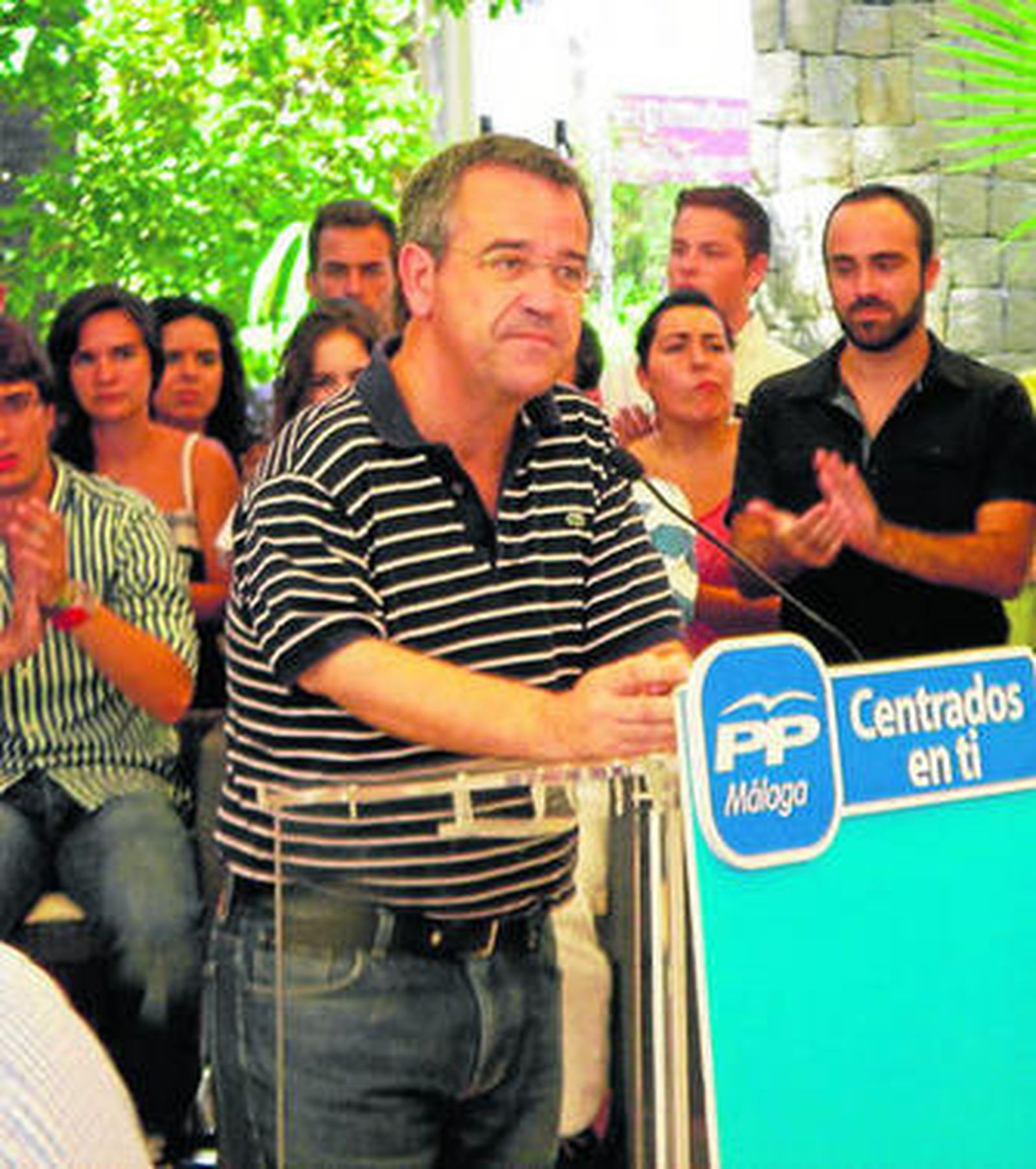 El alcalde de Estepona durante un mitin de partido.