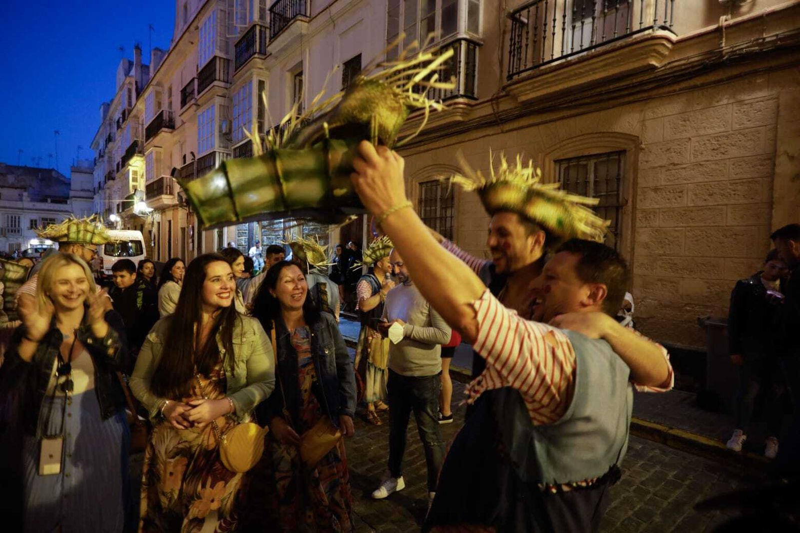 Celebración de la permanencia del cádiz en el exterior del teatro
