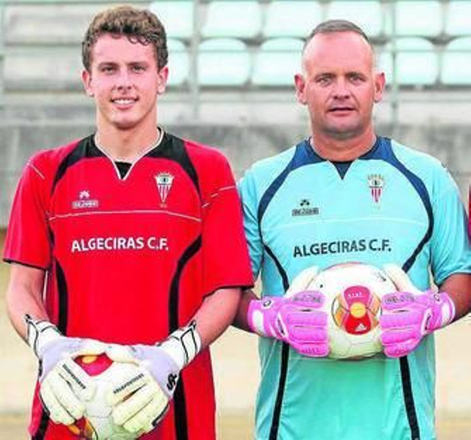 Edu Oliva (i.), junto al preparador de porteros David Enríquez.