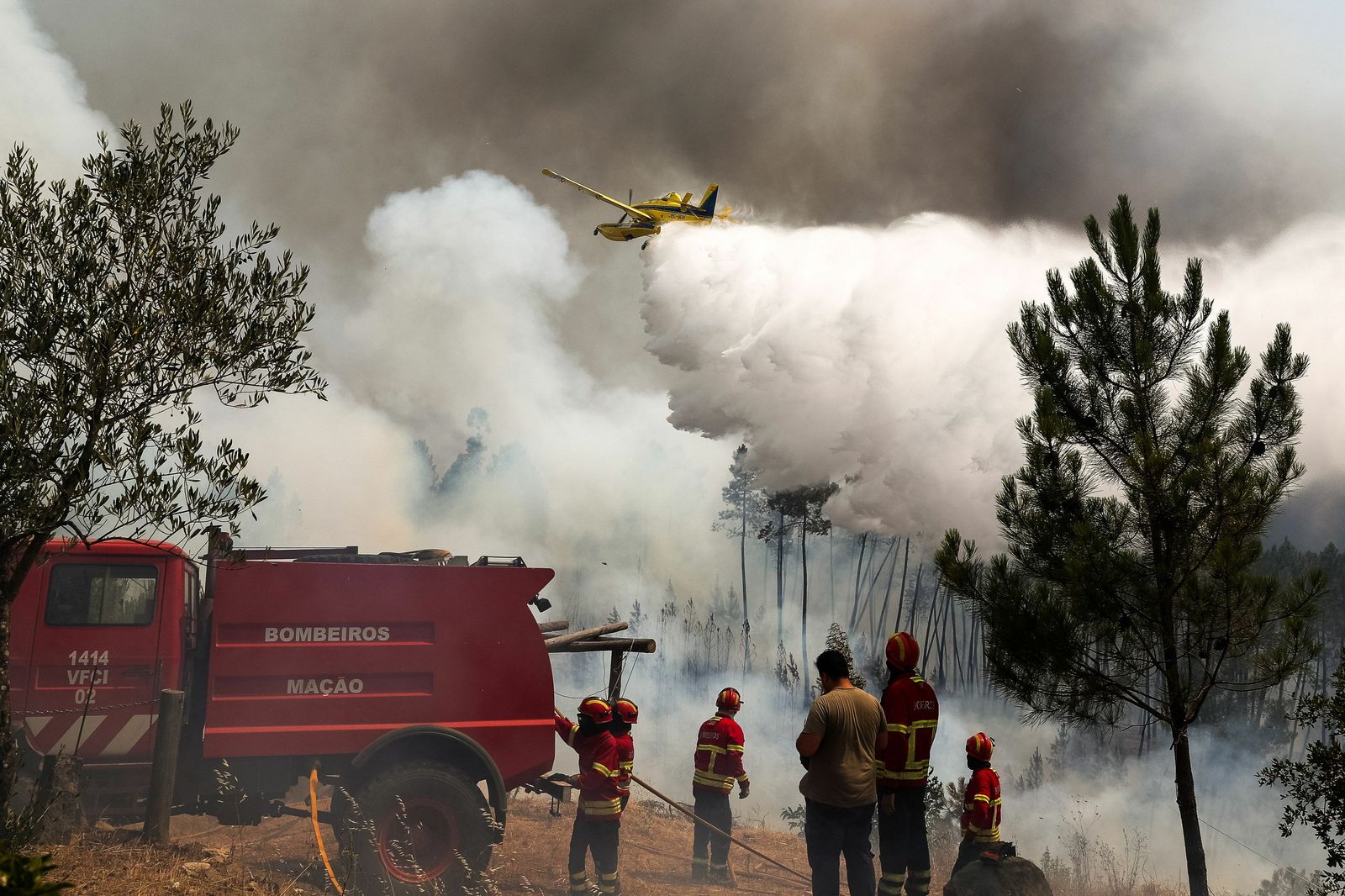 La extinción del incendio del centro de Portugal, en imágenes