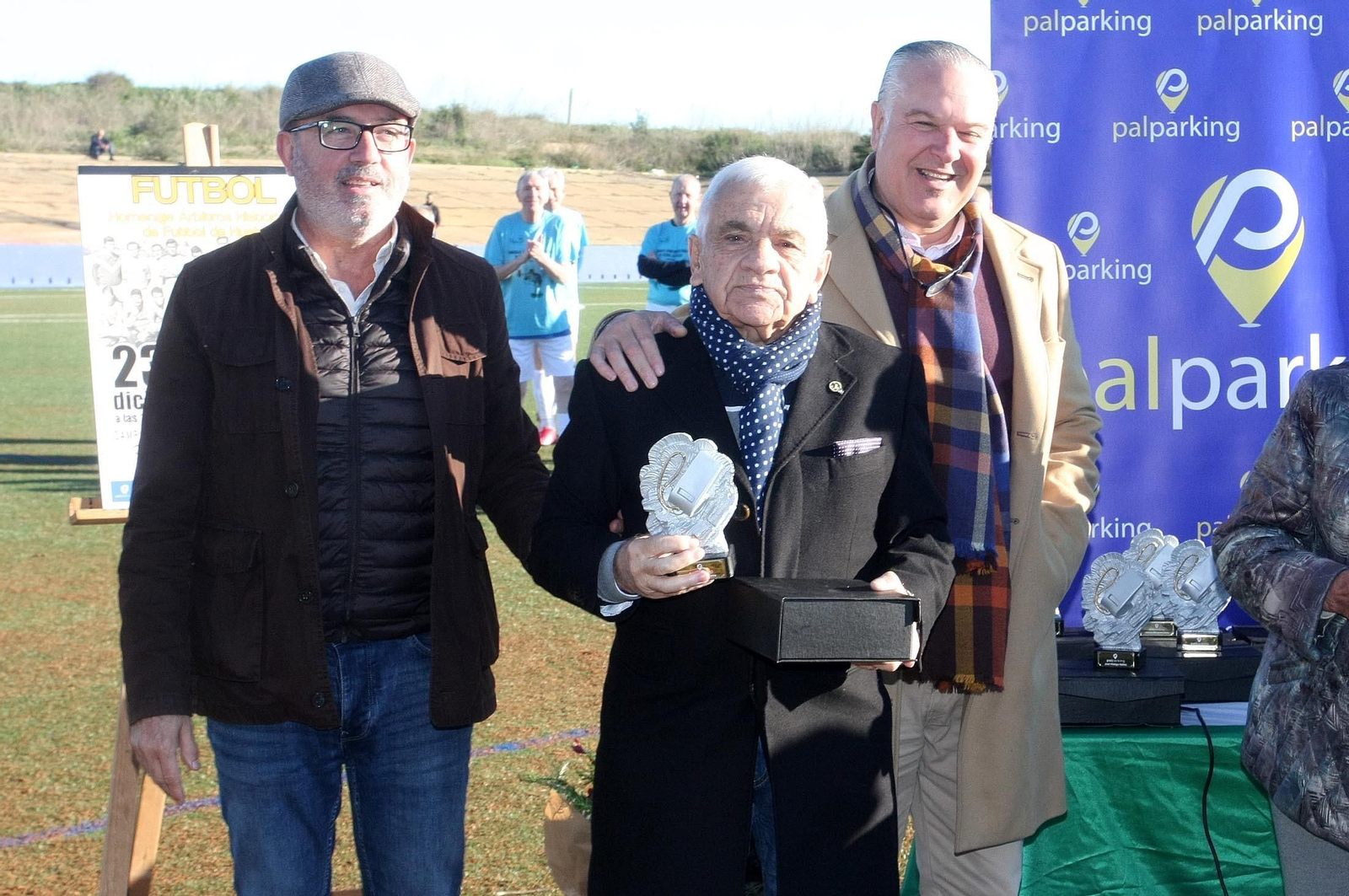 Imágenes del partido homenaje a los árbitros históricos de fútbol de Huelva