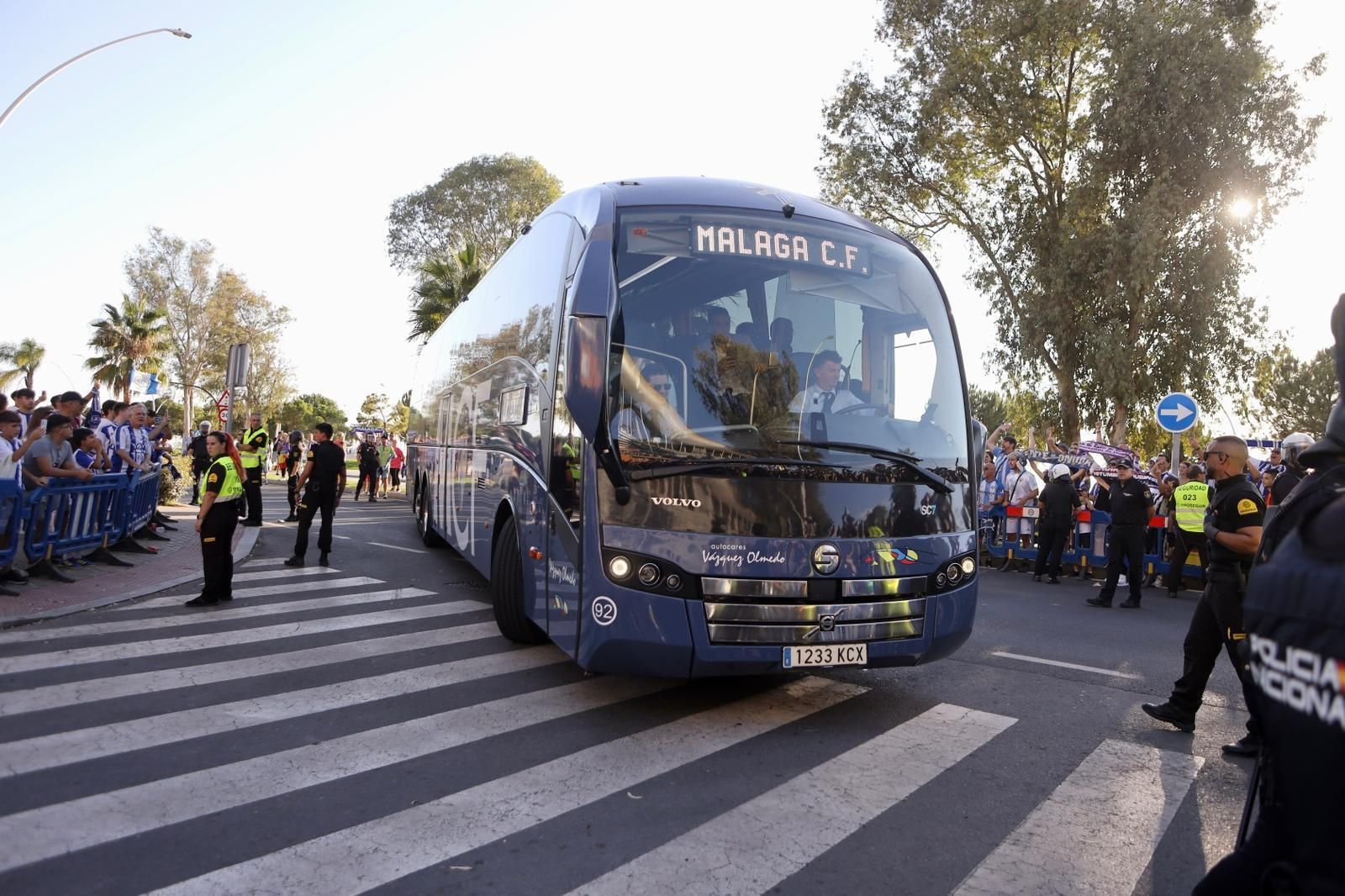 El recibimiento al Málaga CF en Huelva, en imágenes