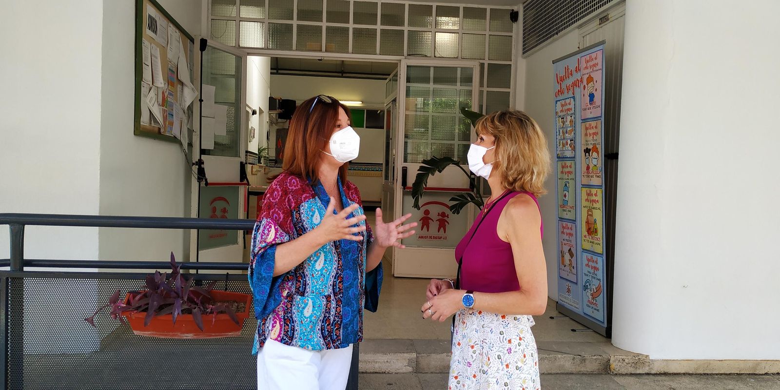 Inmaculada Troncoso, a la derecha, en su visita a un centro escolar.
