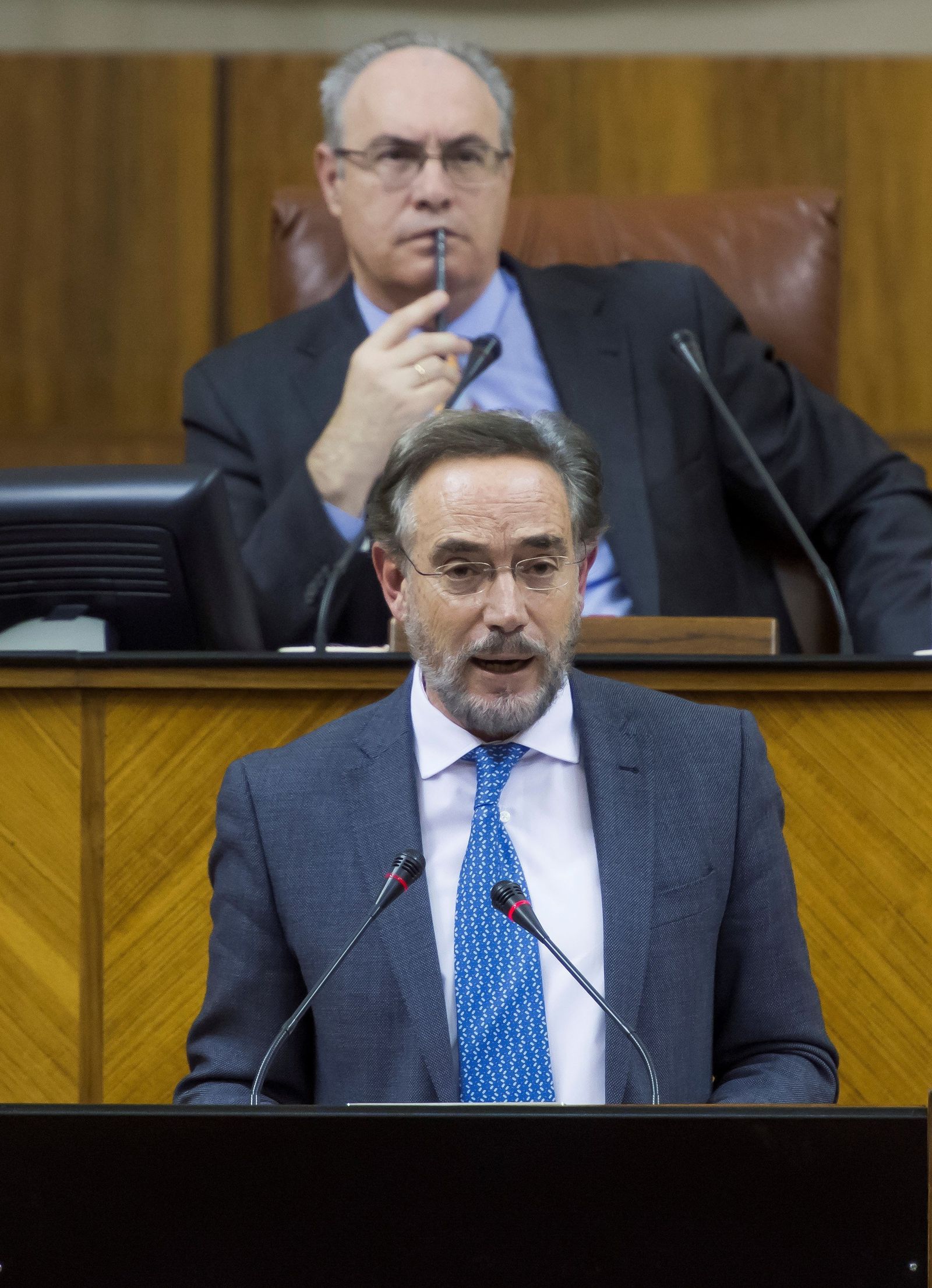 Felipe López en la tribuna del Parlamento, ayer, delante de Juan Pablo Durán.