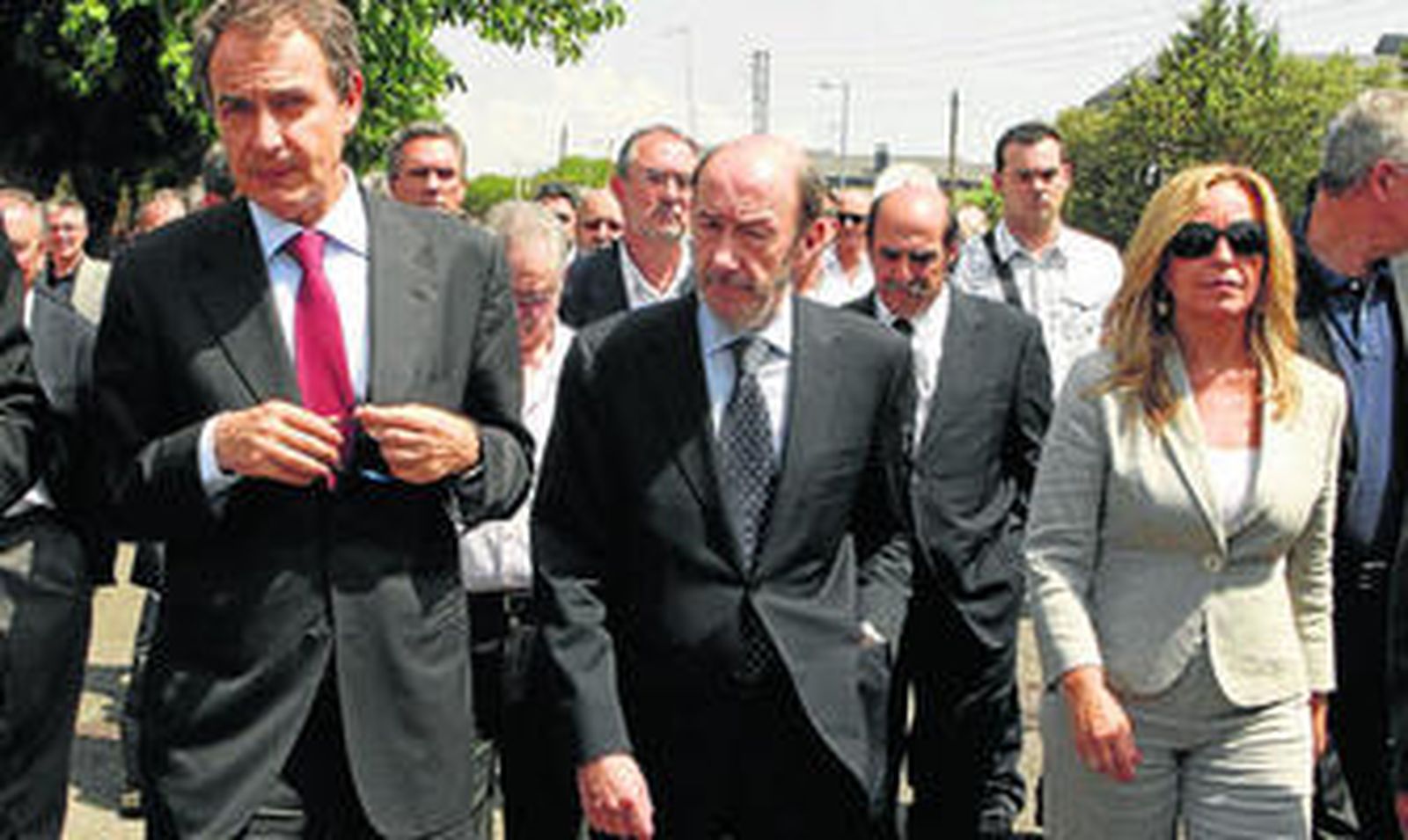 El ex presidente del Gobierno José Luis Rodríguez Zapatero, acompañado de Rubalcaba y Trinidad Jiménez, acude a la capilla ardiente.