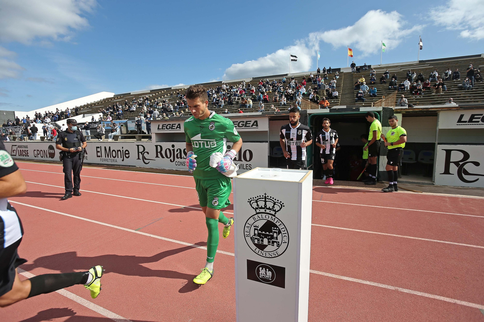 Nacho Miras salta al campo en un partido en el Municipal