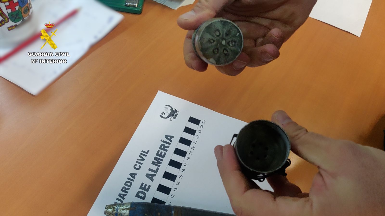 Agentes especializados manipulan las armas.