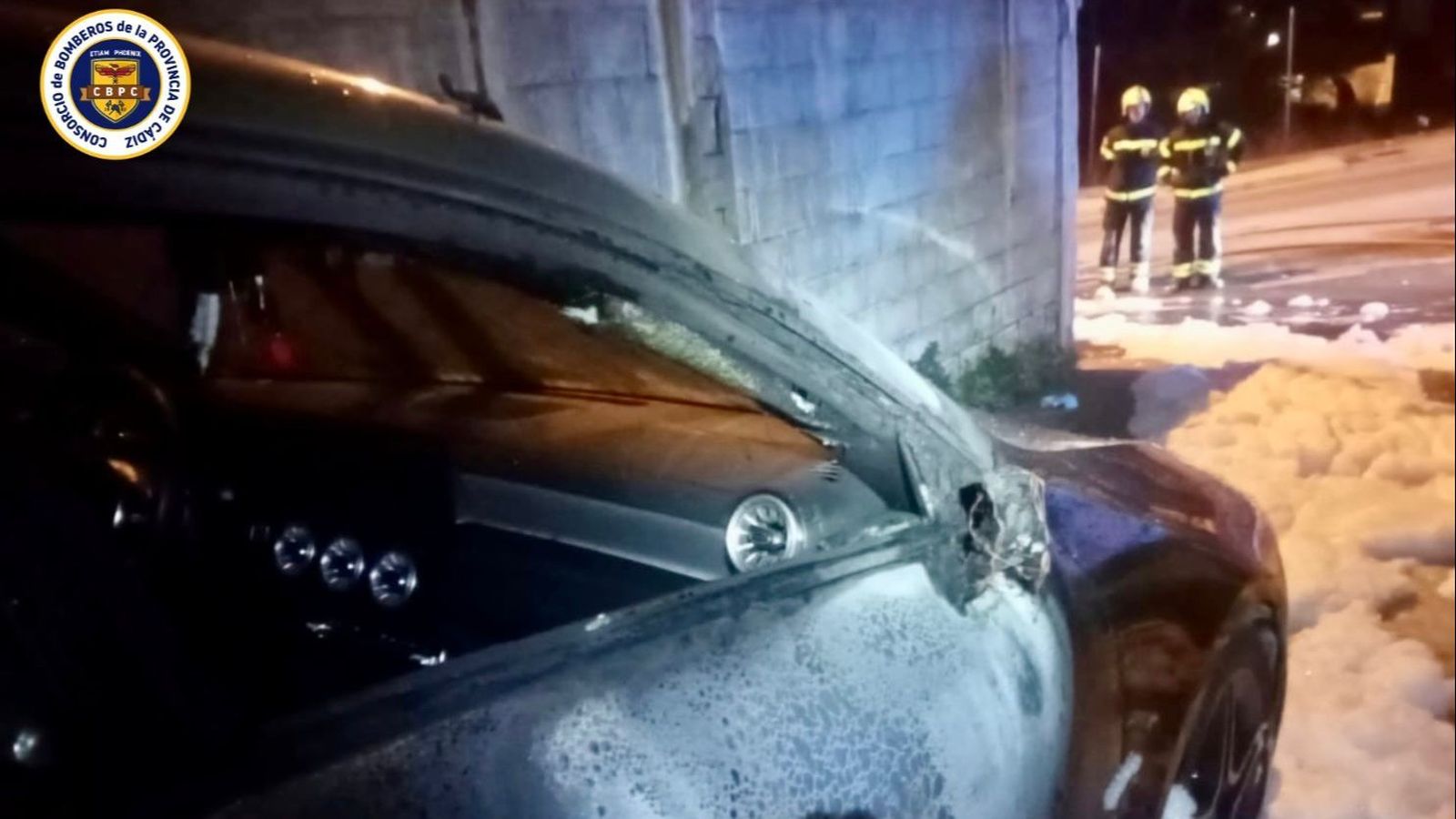 Coche calcinado en la calle Las Flores, a primera hora de este viernes.