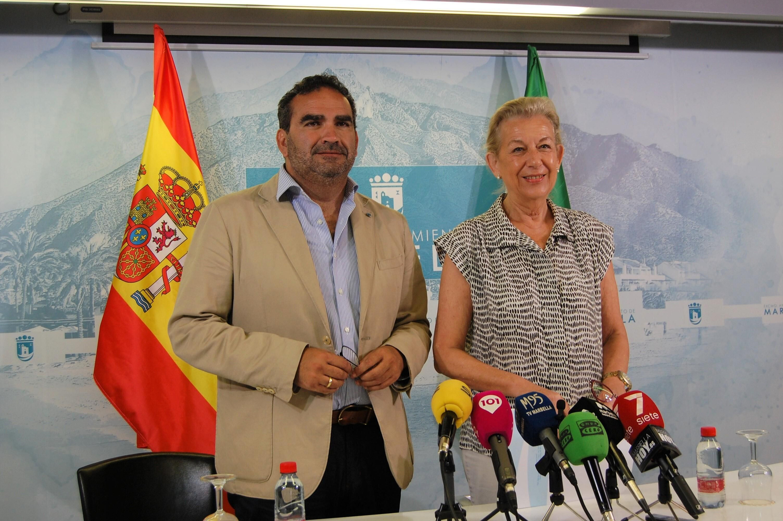 La concejala de Ordenación del Territorio, Francisca Caracuel, y el edil de Deportes, Manuel Cardeña.
