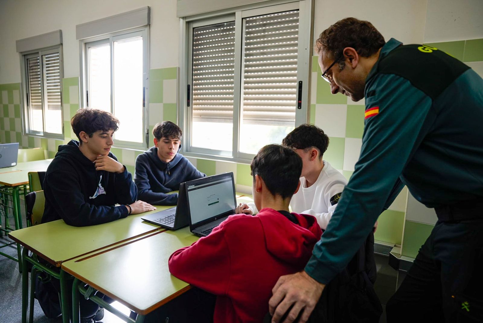 Las imágenes de la Ciberliga de la Guardia Civil en el IES Albaida