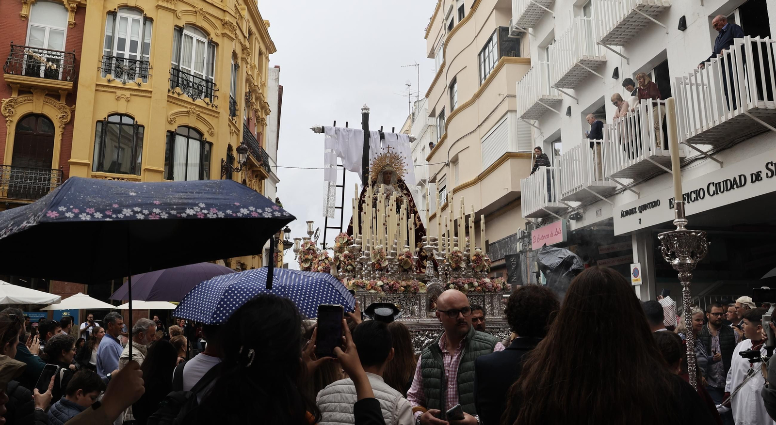 Los Desamparados del Parque Alcosa recorre el centro de Sevilla